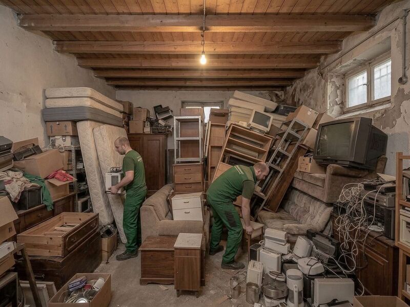 Bemalter Bauernkasten und altes Werkzeug in einem Hof in Jennersdorf